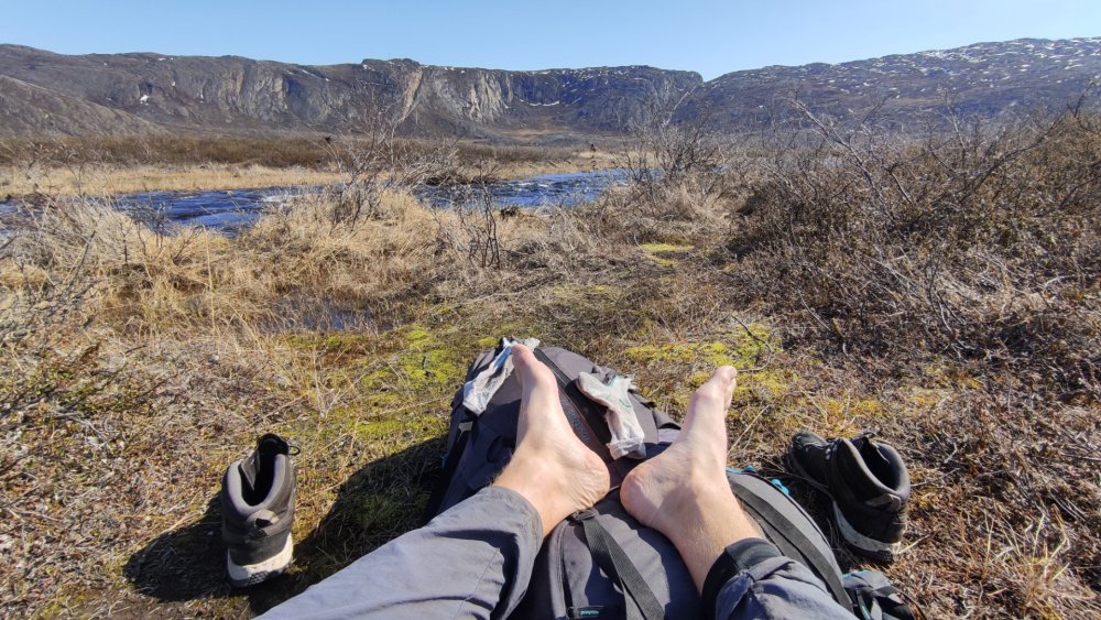 Secando os pés depois da travessia de rio
