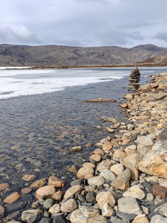 Lagoa com pedras e gelo parcial