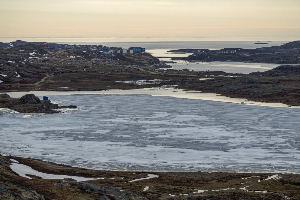 Cidade de Sisimiut à distância no fim da tarde