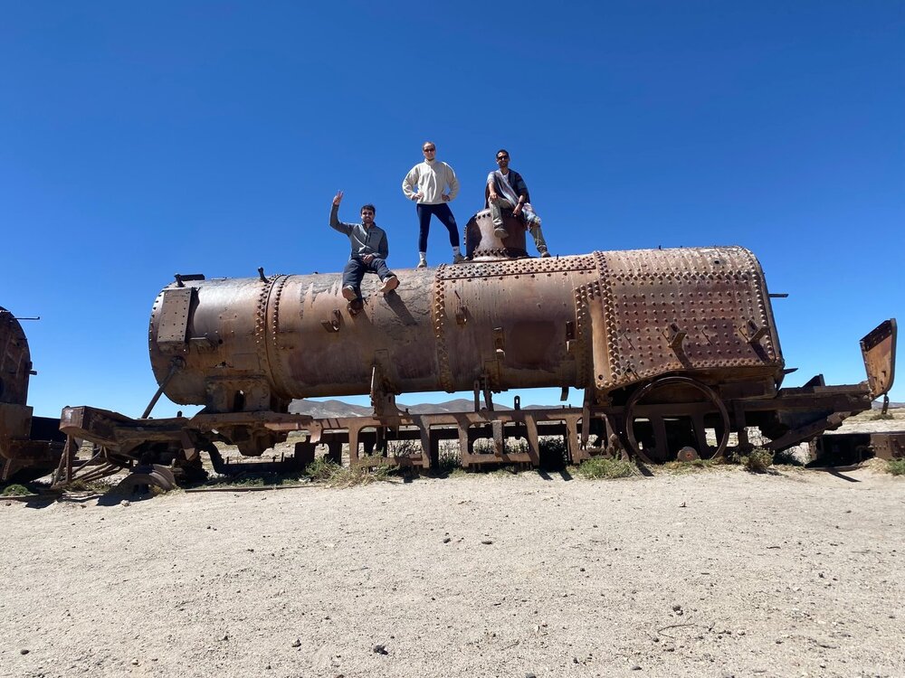 cemitério de trens com o casal inglês que me acompanhou no tour