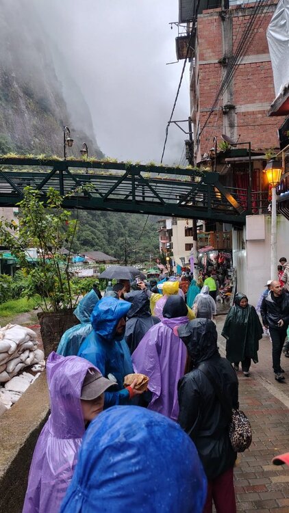 Fila do ônibus debaixo de chuva