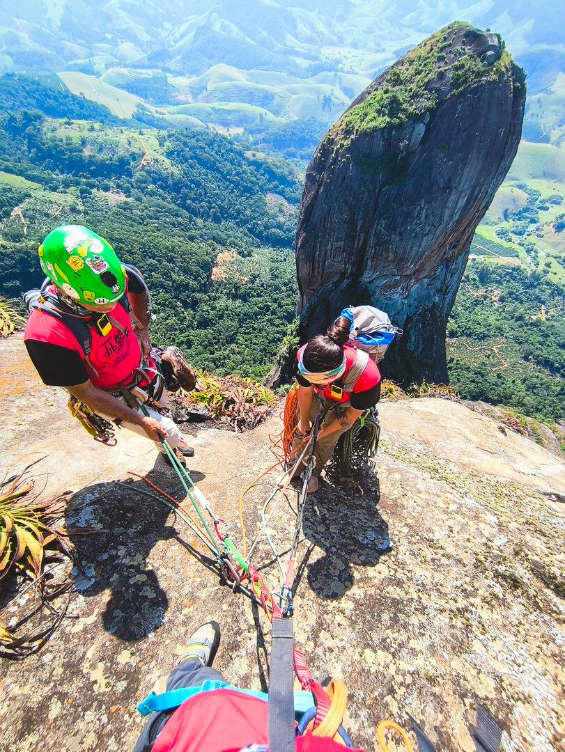 Escaladores são resgatados de helicóptero entre o Frade e a Freira, no ES